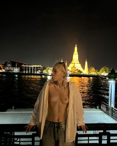 Winter - public nude