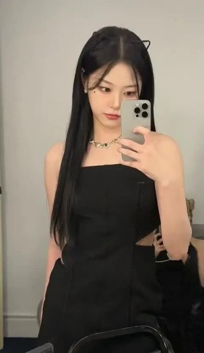 Hyunjin - shows boobs