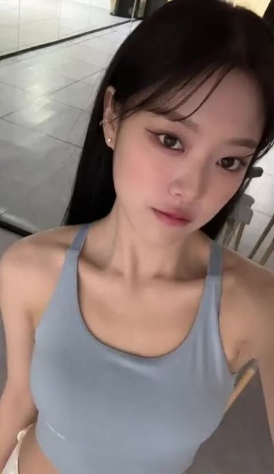Hyunjin - shows boobs