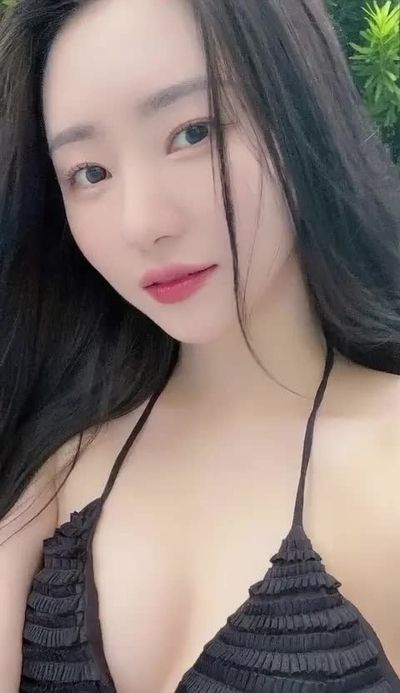 SuA - shows boobs