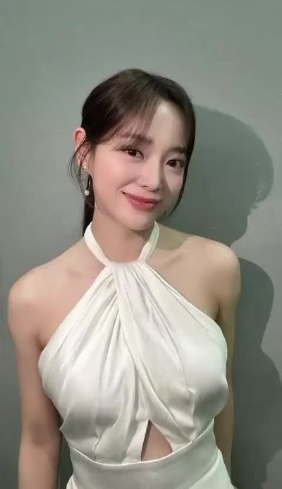 Sejeong - shows boobs