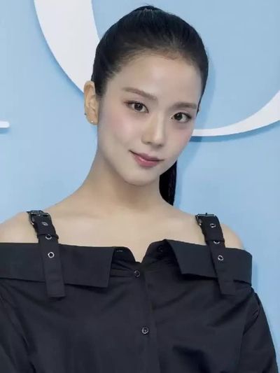 Jisoo - shows tits