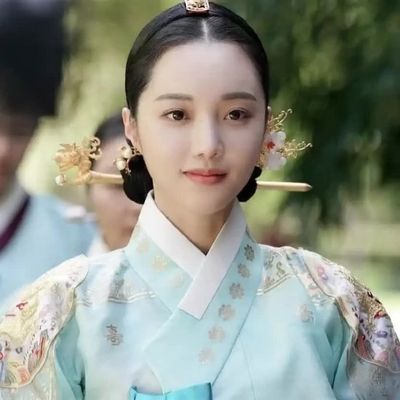 Han So Eun - shows tits