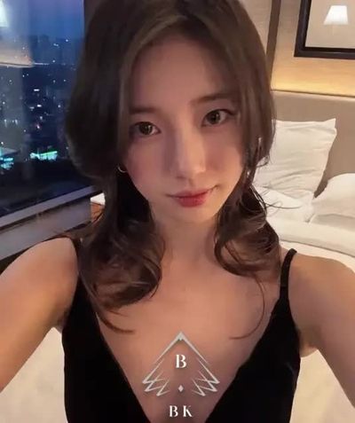 Suzy - shows tits