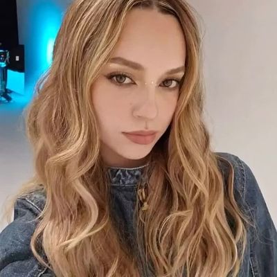 Daniela - shows tits