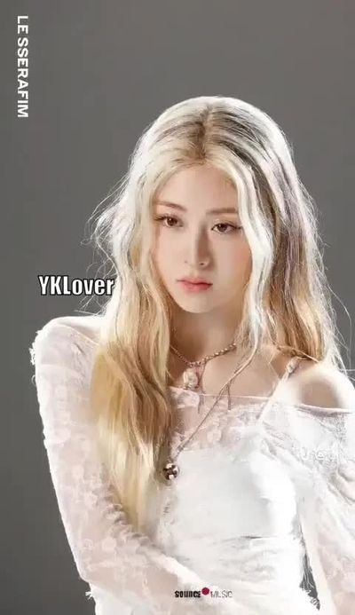 Yunjin - shows tits