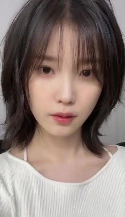 IU - shows boobs