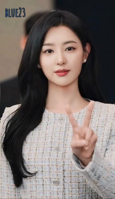 Kim Ji-won - shows tits