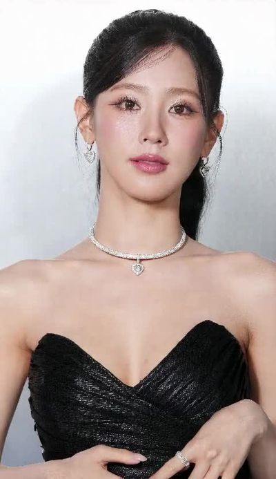 Miyeon - shows tits