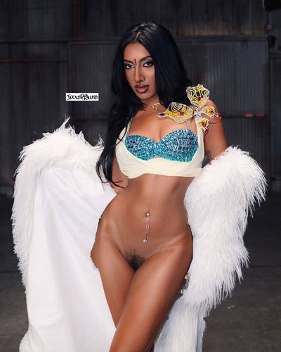 Lara - hairy pussy
