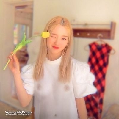 Gowon - shows tits on set